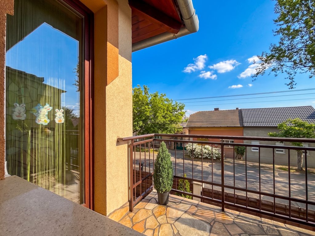 A property with a garden in Csepel featuring a 4.5-square-meter upstairs balcony